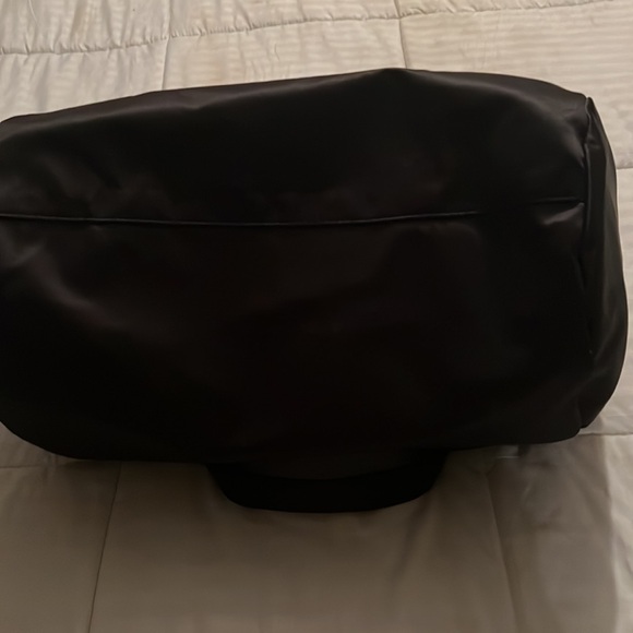 Good girl satin weekend bag 13 by20 by Carolina Herrera  weekend bag euc - Picture 6 of 7